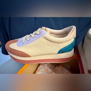 NIB-Rocket Dog Woman 9 1/2
Corduroy tricolor, silver Dog logo
Adds 2 inches